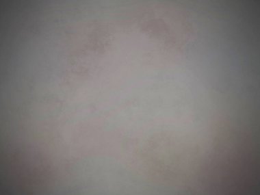 Bir insan gökyüzünde uçurtma uçuruyor.