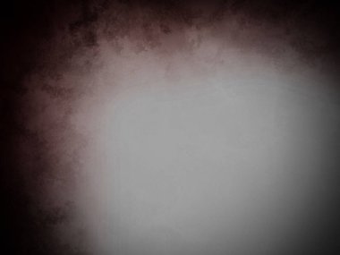 Elinde cep telefonu olan takım elbiseli ve kravatlı bir adam.