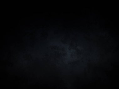 Karanlıkta birkaç bulut olan karanlık bir gökyüzü.