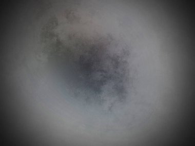 Sörf tahtasındaki birinin siyah beyaz fotoğrafı.