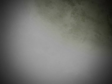 Karla kaplı yamaçta kar kayağı yapan bir adam.