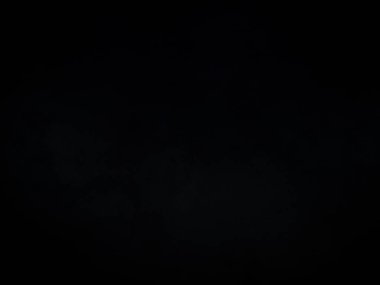 Karanlıkta elinde kamera tutan biri.