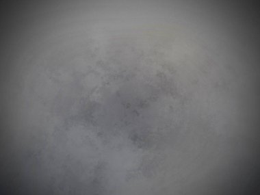 Arka planda ay olan bulutlu bir gökyüzünde uçan bir uçak.