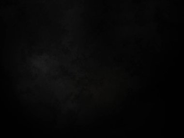 Karanlık gökyüzünde bulutlu bir dolunay.