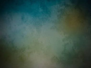 Sahilde sörf tahtası tutan biri.