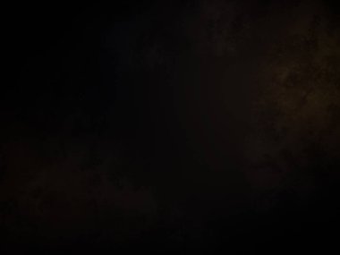 Siyah gömlekli bir adam elinde kamera tutuyor.