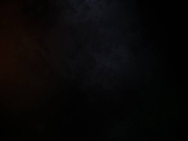 Karanlıkta bir sokak lambası Duman bulutuyla