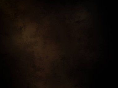 Takım elbiseli ve kravatlı bir adam karanlık bir arka planın önünde duruyor.