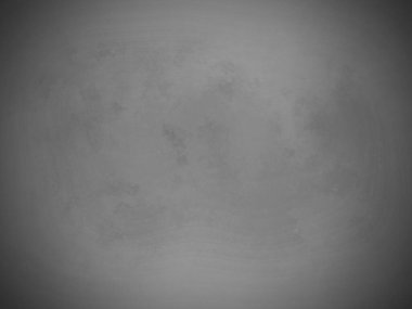 Takım elbiseli bir adamın siyah beyaz fotoğrafı.