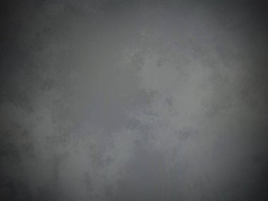 Takım elbiseli ve kravatlı bir adam duvarın önünde duruyor.