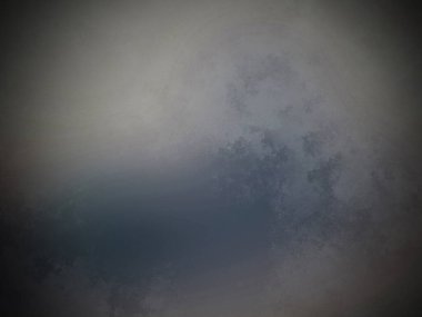 Sörf tahtasında sörf yapan biri.