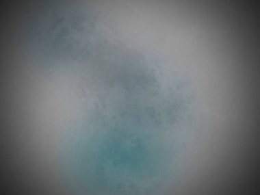 Sörf tahtasında suda bir insan.