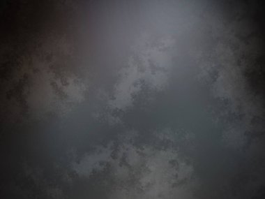 Arka planda ay olan bulutlu bir gökyüzünde uçan bir uçak.