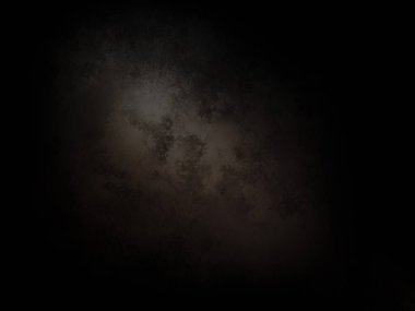 Takım elbiseli ve kravatlı bir adam karanlık bir arka planın önünde duruyor.