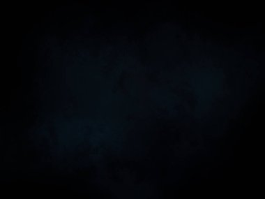 Kara bir arka plan, karanlık bir gökyüzü ve birkaç bulut.