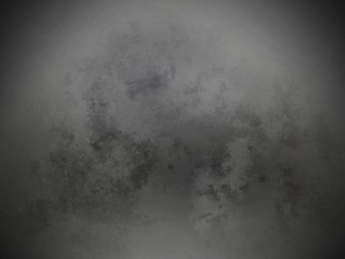 Sisli bir bölgenin siyah beyaz fotoğrafı.