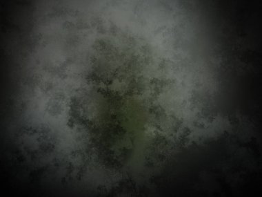 Sisli bir ormanın ortasında yeşil bir ağaç.