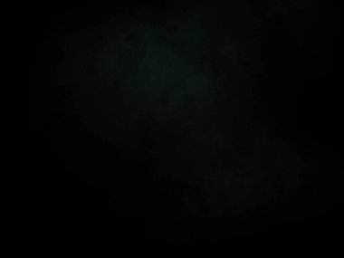 Karanlıkta elinde kamera tutan biri.