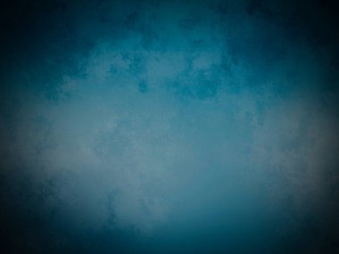 Tek bir beyaz nesneyle mavi bir duvar.