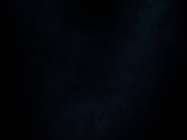 Karlı bir yüzeyde snowboard süren bir insan.