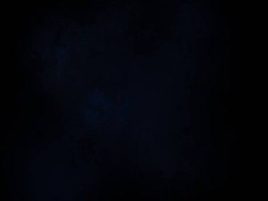 Siyah gömlekli bir adam elinde kamera tutuyor.