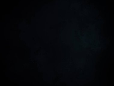 Kara bir arka plan, karanlık bir gökyüzü ve birkaç bulut.