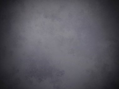 Takım elbiseli ve kravatlı bir adam duvarın önünde duruyor.