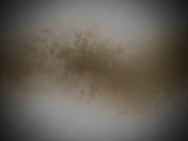 Sörf tahtasında sörf yapan bir insan.