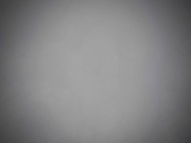 Gri bir arka planı olan, gökyüzünde uçan bir uçak.