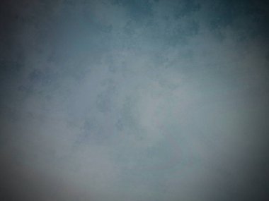 Bir insan gökyüzünde uçurtma uçuruyor.