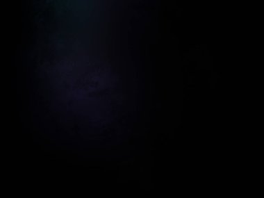 Takım elbiseli ve kravatlı bir adam mikrofonun önünde duruyor.