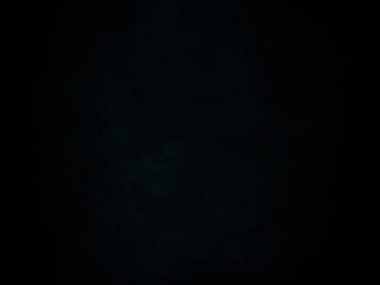 Elinde cep telefonu tutan biri.