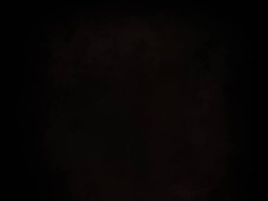 Beyaz ve kırmızı havai fişekli siyah bir arka plan.