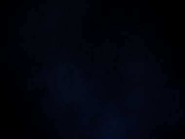 Karanlıkta elinde kamera tutan biri.