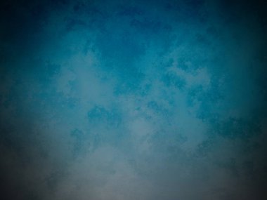 Sörf tahtasında suda bir insan.