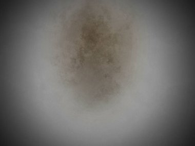 Banyoda lavabonun yanında beyaz bir tuvalet.