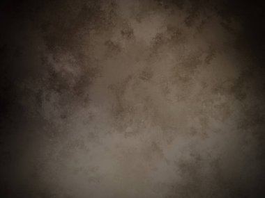 Siyah arka planı olan kahverengi bir duvar.