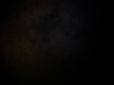 Kara bir arka plan, karanlık bir gökyüzü ve birkaç bulut.