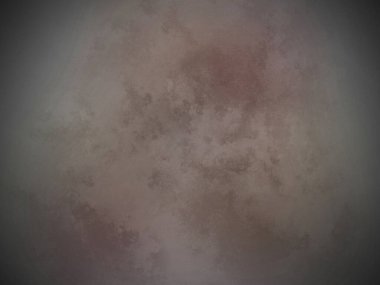 Üzerinde saat olan kirli bir duvar.