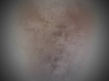 Kar altında kar kayağı yapan biri.