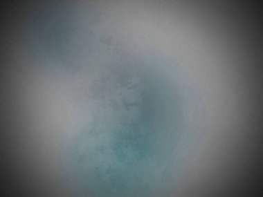 Okyanusta sörf tahtası üzerinde sörf yapan bir adam.