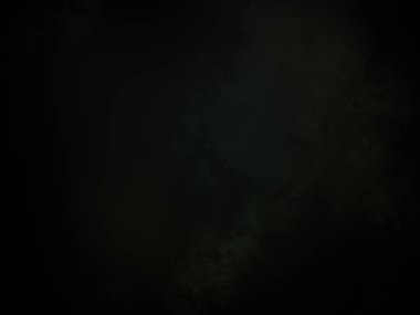 Arka planda ay olan bir uçak gece gökyüzünde uçuyor.