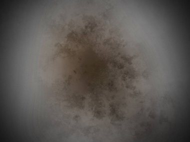 Kahverengi bir dairenin siyah beyaz fotoğrafı.