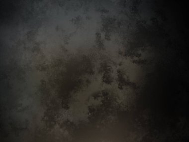 Karanlık bir yüzeyde kaykay süren bir adam.