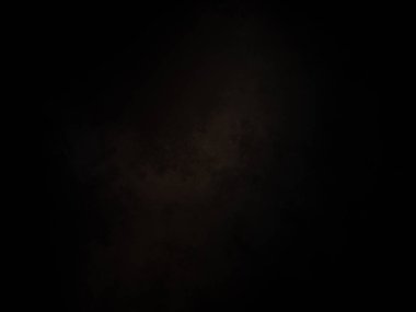 Karanlık gökyüzü ve aydınlığı olan siyah bir arkaplan.