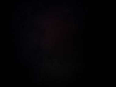 Karanlık gökyüzünde kırmızı bir ışık