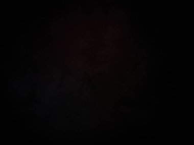 Karanlıkta kırmızı ve siyah bir havai fişek