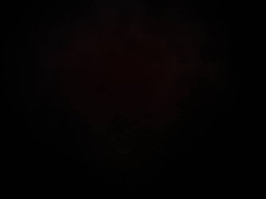 Karanlık gökyüzünde kırmızı bir ışık