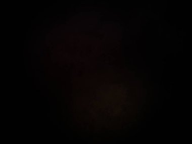 Karanlık bir gökyüzü, birkaç bulut ve bir ışık.