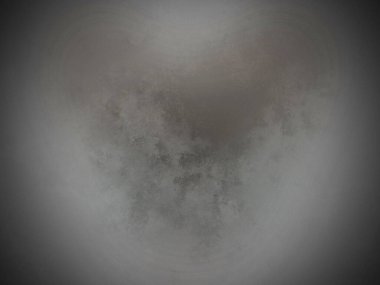 Karla kaplı yamaçta kar kayağı yapan bir adam.